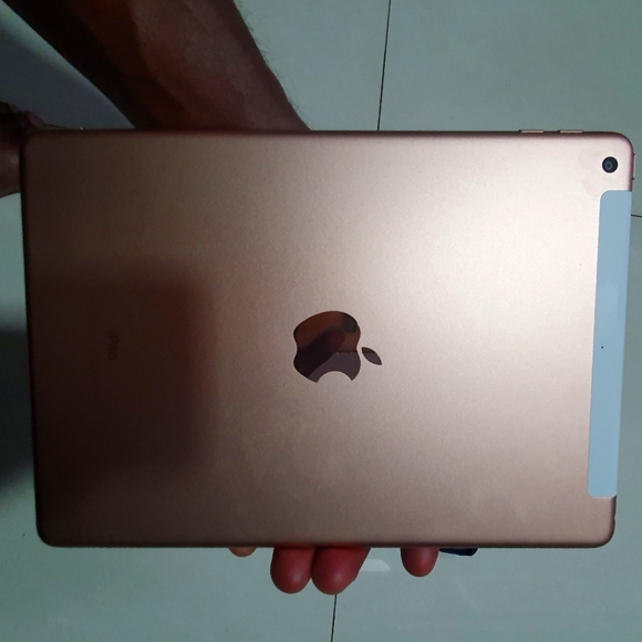 IPAD 6TH GEN 128GB Cellular/Wifi - Picture 9 of 16